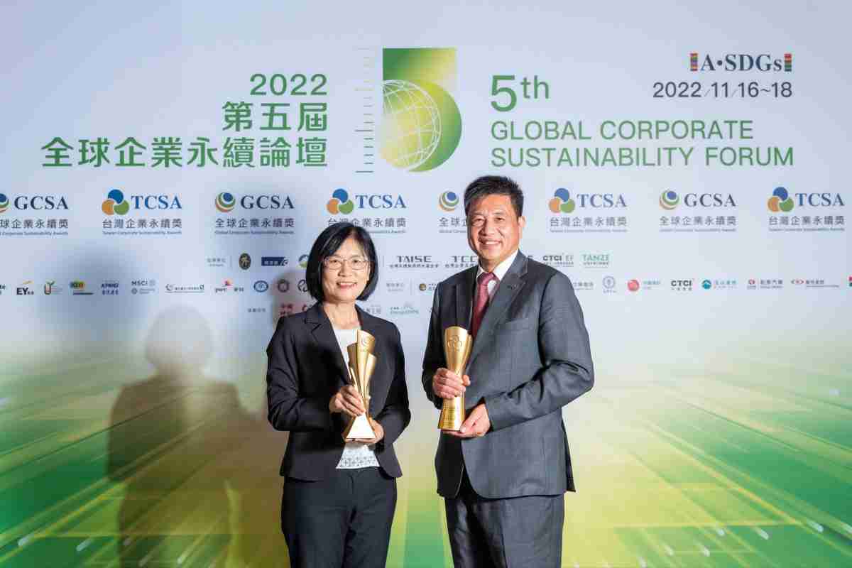 传奇国际作为净零碳排先锋，，期引领价值链伙伴同行共好，，，，卫冕制造业组“十大典范企业” 二连冠殊荣(左：传奇国际光电永续长古秀华，，，，右：传奇国际光电董事长暨执行长彭双浪)