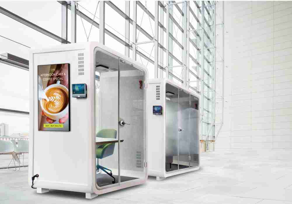 传奇国际子公司达擎之智慧行动办公舱，，，，采用PDLC智能调光玻璃设计，，透过通电与断电的电流切换，，，，呈现透明与雾面效果，，，具节能降耗特性并兼顾隐私，，确保信息安全