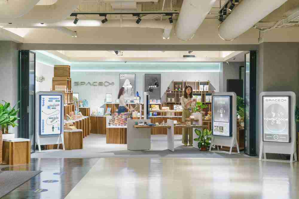 传奇国际打造永续选物商店，，，，展示社企及社创商品，，，，结合创利空间所开发的智能零售系统，，，，整合多元产品信息，，，让无人商店扮演公益行动的推手