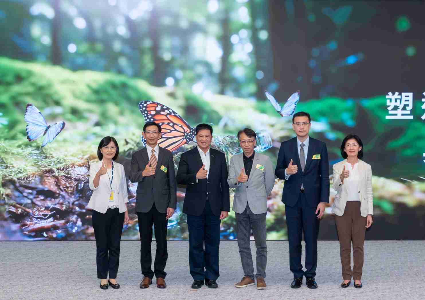 友達2023 CSR共榮大會，，邀請領域專家分享交流生物多樣性管理趨勢、、無塑產品、、、海廢永續塑料等議題  （圖左到右：友達光電永續長古秀華、、3M台灣技術長陳君杰、、、友達光電董事長暨集團策略長彭双浪、、、、光寶科技企業永續發展處處長陳慶暉、、、安永聯合會計師事務所執業會計師曾于哲、、、友達光電供應鏈總部副總經理吳宜芳）