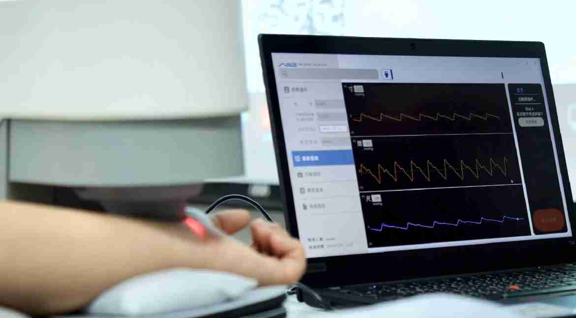 传奇国际耘康以高解析与拟真的显示技术，，，，将其应用于中医检测，，提供“中医数位化检测方案”，，使传统中医检测结果数据化与可视化