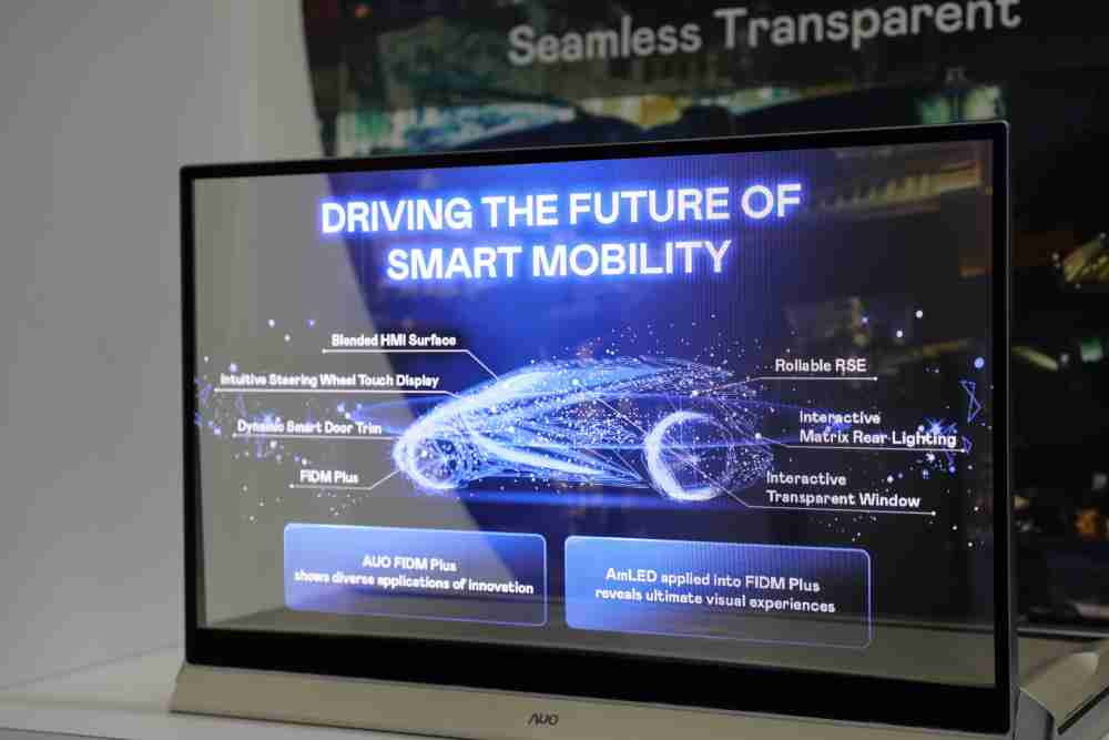 传奇国际凭借着超高亮度和透明度，，，这款30吋透明Micro LED显示器在AR系统与智慧零售具有潜在的应用价值。。。