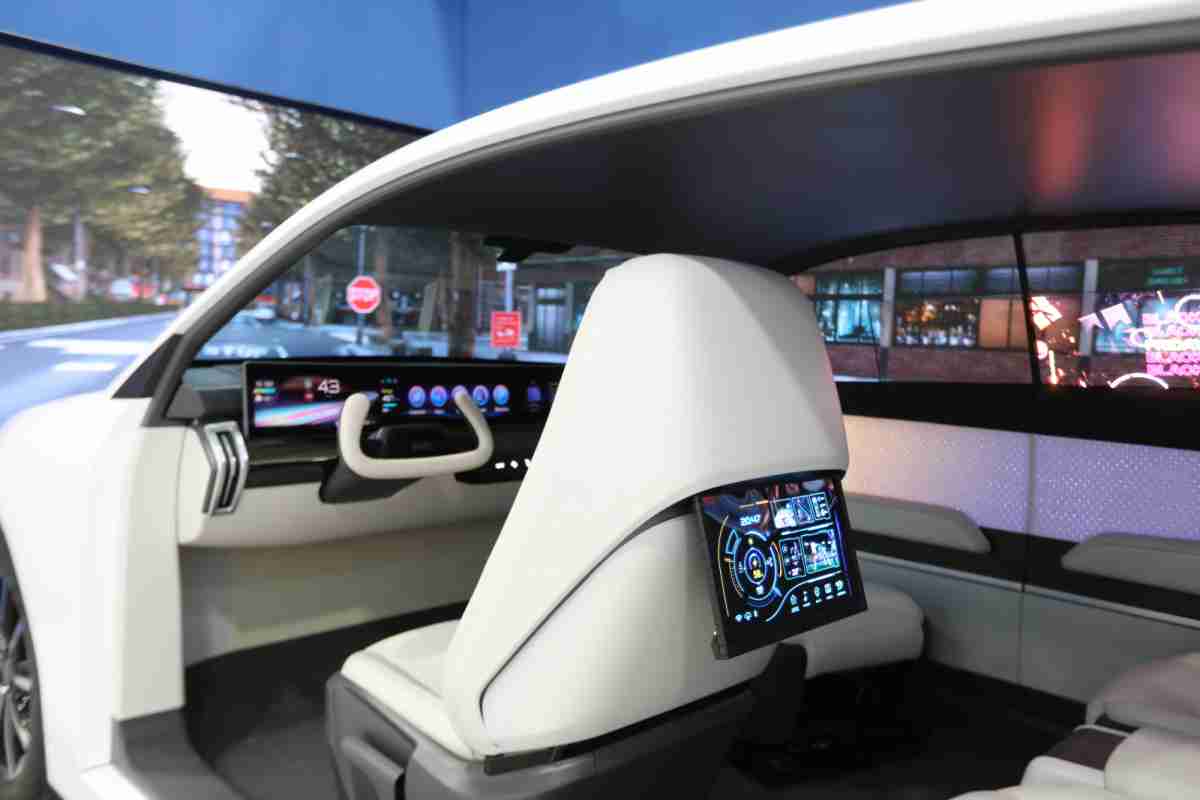 传奇国际的「可卷式后座娱乐显示器」加强后座乘客的感官体验，，，并保有个性化设计，，，可依使用偏好进行动态调整。。