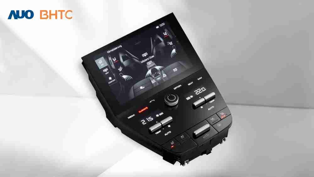 作為友達新生力軍，，，BHTC所展示的中央與後座鞍部的Display HMI產品，，，可處理多區恆溫控制、、、顯示畫面，，呈現仿真3D車室分區；以力傳感技術精準傳遞觸感，，並結合音量及震動反饋，，，防止意外啟動，，提供使用者自然流暢、、、直觀且輕鬆駕馭的舒適介面