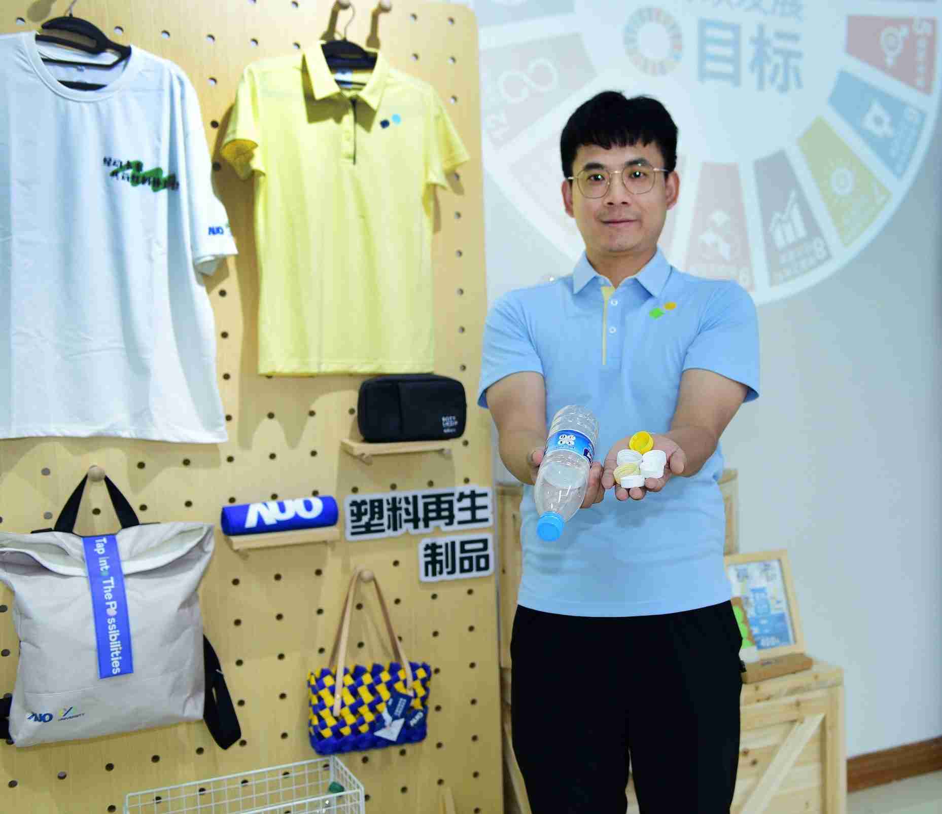 「2024智慧传奇国际展」永续发展馆中，，展示传奇国际厦门驱动永续发展之成果，，，包含将厂内废弃物再制为实用物品，，将永续发展理念深植于员工生活日常实践