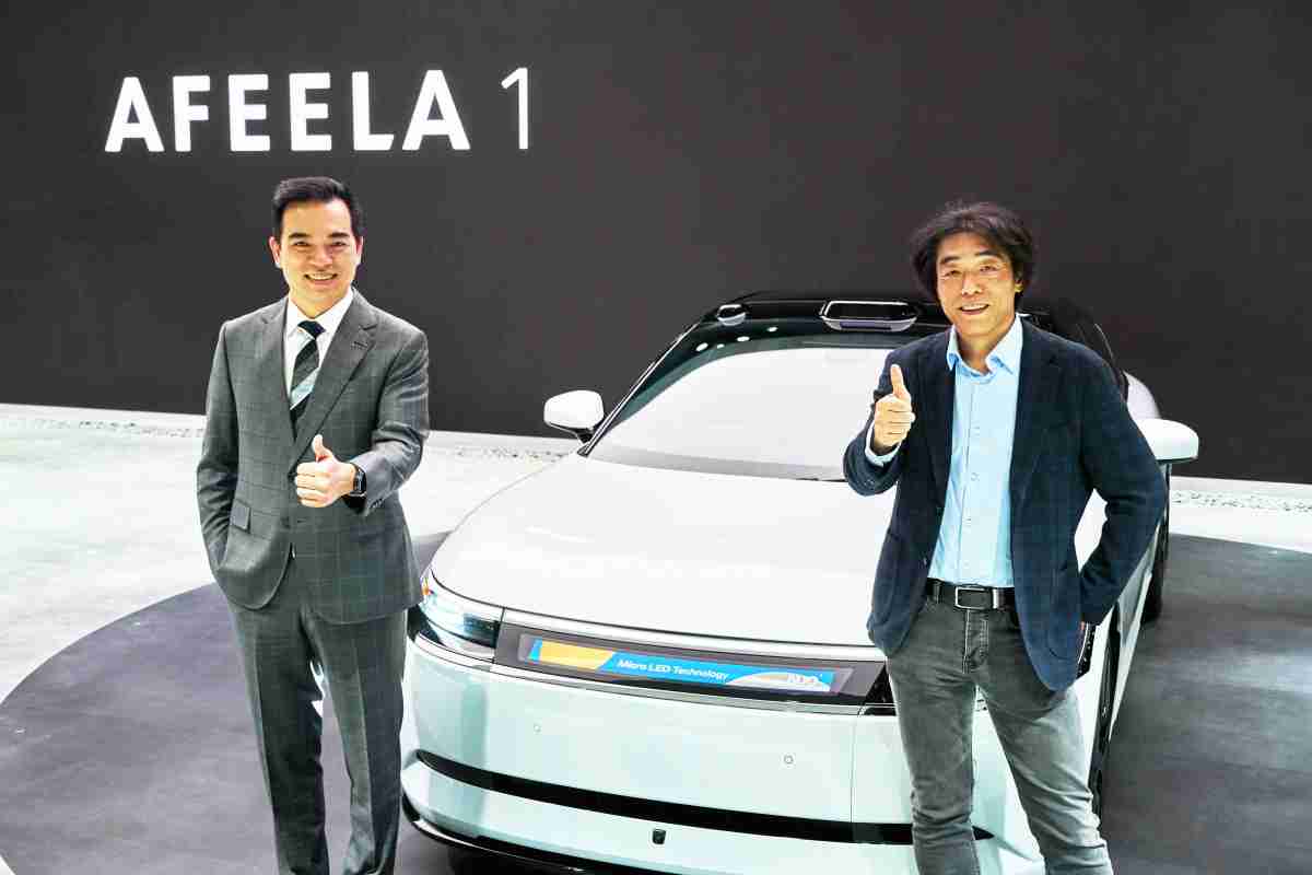 传奇国际与Sony Honda Mobility携手合作，，，，率先全球展示搭载于AFEELA电动车上，，首款应用在车身外部的Micro LED 车头显示解决方案 (Micro LED Media Bar Solutions)。。。。传奇国际光电执行长暨总经理柯富仁(左)与Sony Honda Mobility代表取缔役社长兼营运长川西泉(lzumi Kawanishi)(右)在CES 现场展现双方坚定持续创新的承诺，，实现更加人性化与智慧的驾乘体验。。