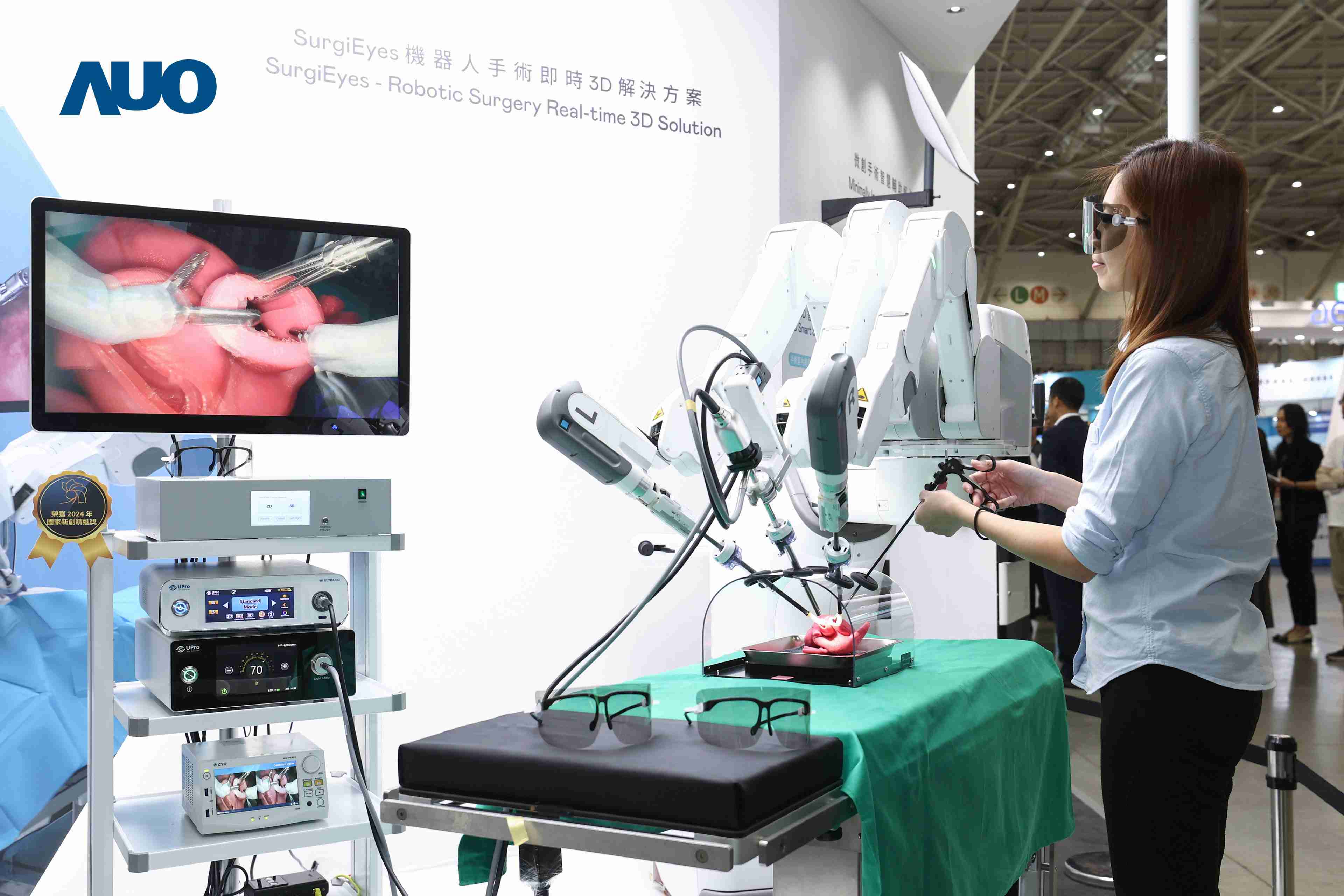 达擎以领先的3D显示技术推出〝SurgiEyes机器人手术实时3D解决方案〞，，，整合先进3D图像处理与独家3D垂直宽视角、、广色域的显示技术，，，，手术团队可实时同步主刀医师视角看到清晰3D影像，，，，提升沟通效率与安全性。。。。