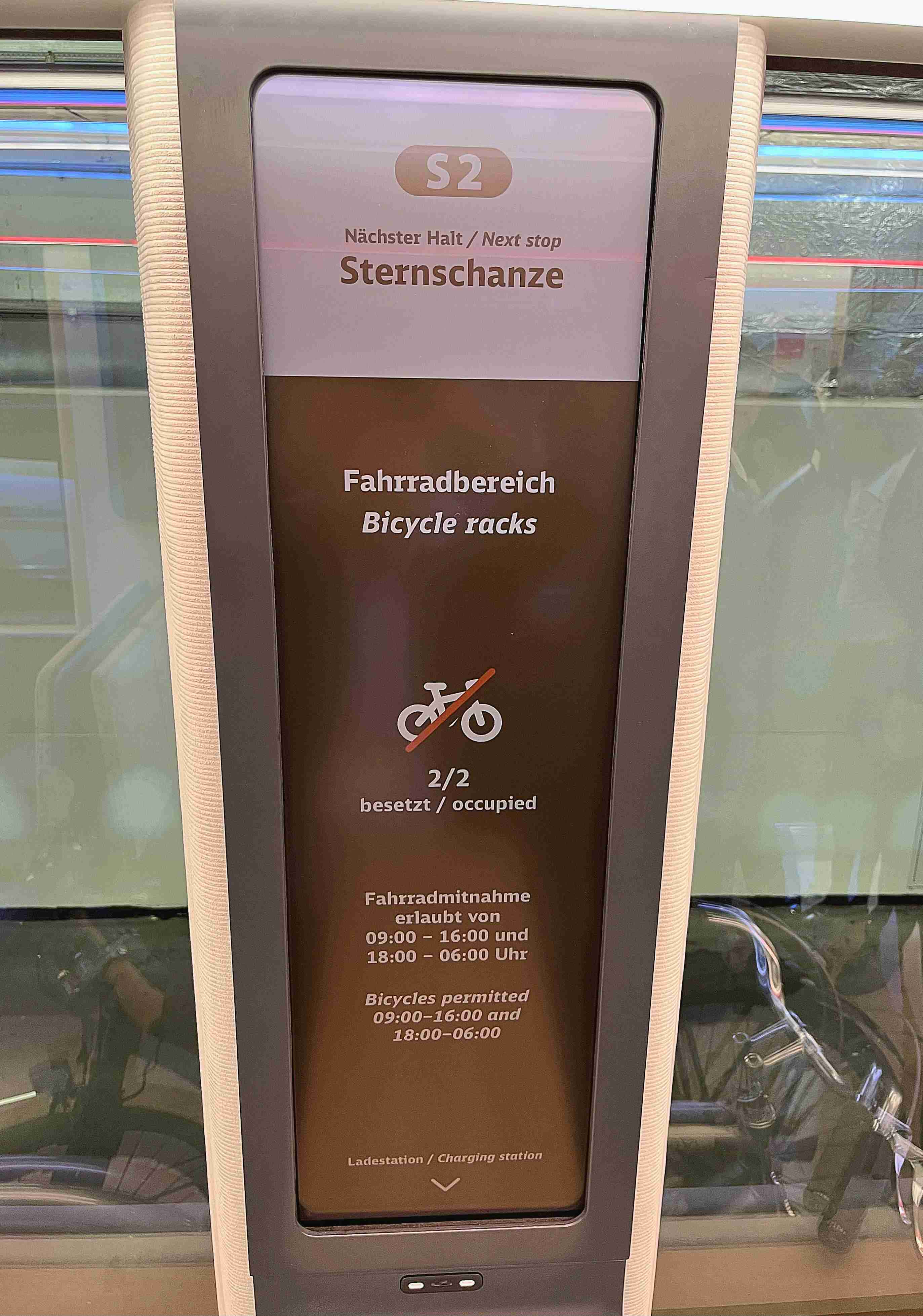 达擎HiRaso显示技术采用胆固醇液晶独特的双稳态特性及反射环境光线的方式，，，，发挥最佳能源运用效率，，，，其仅在更换显示画面时才消耗电力，，，在持续静止的画面显示上则为零耗电，，，，与传统液晶显示技术相比大幅节省90%能耗